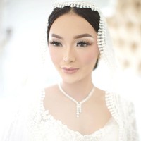 Alhamdulillah Abah, Emak, kakak, adik, terus dari pihak suami juga ada perwakilan dari kakak, karena memang kondisinya saat ini sedang social distancing, tidak bisa kumpul banyak orang. Jadi hanya bisa beberapa orang saja di rumah, ujar Zaskia lewat rekaman video yang dirilis manajemennya, Nagaswara. Foto: Instagram/@mozawahyu, @ivan_gunawan, @anpasuha_official