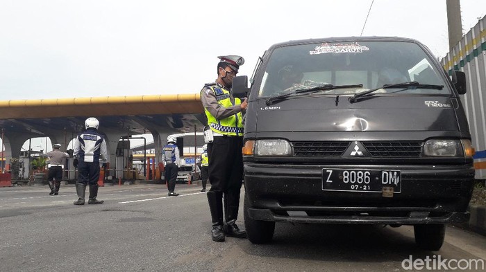 Petugas memeriksa kendaraan yang keluar dari GT Cileunyi.