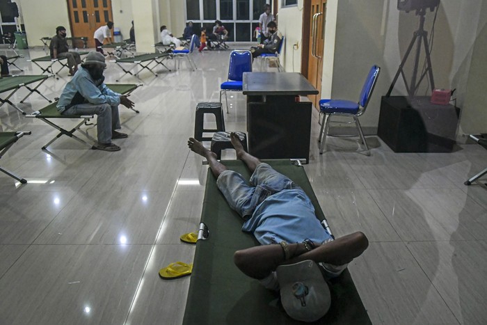 Pemprov DKI Gunakan GOR untuk Tempat Tinggal Tunawisma Pemerintah Provinsi DKI Jakarta menggunakan GOR untuk tempat tinggal sementara tunawisma akibat terdampak COVID-19.