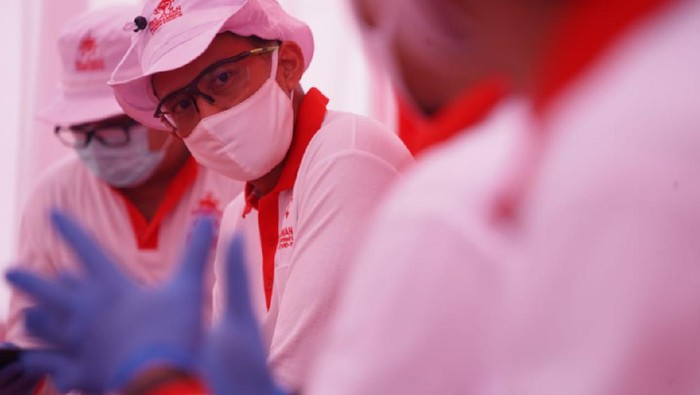 Sandiaga Uno gelar rapid test dan bagi sembako di Wisma Atlet