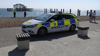 Sejumlah petugas kepolisian melakukan patroli di kawasan pantai Brighton, Inggris, guna mengimbau warga untuk menerapkan pembatasan sosial guna mencegah penyebaran virus Corona, Sabtu (25/4) waktu setempat. Mike Hewitt/Getty Images.