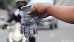 Pedagang Sarung Tangan Dadakan Memburu Rezeki di Tengah Wabah Corona