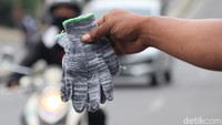Sebagian pengendara sepeda motor yang melintas telah menggunakan masker, namun tak jarang pengendara sepeda motor masih tidak menggunakan sarung tangan. 