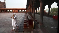 Seperti diketahui, Masjid Jama merupakan salah satu masjid terbesar dan terkenal di kawasan India, tak hanya ramai dikunjungi oleh para jemaah untuk beribadah, Masjid Jama juga kerap dikunjungi wisatawan yang sedang melakukan wisata religi di negara tersebut. Tak heran kawasan masjid itu tak pernah sepi pengunjung. Namun, kondisi itu kini tampak berbeda. Kawasan Masjid Jama tampak sunyi dan sepi.  