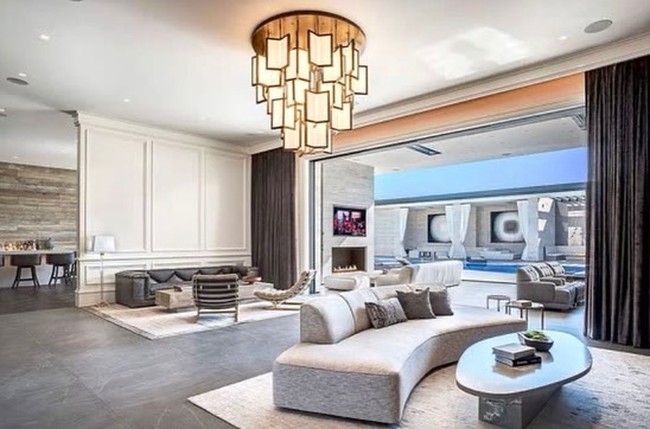 Kylie Jenner belum lama ini membeli sebuah rumah mewah yang berlokasi di Holmby Hills, California, AS. Demikian People mengabarkan, Jumat (24/4/2020). Demi mendapatkan rumah tersebut, adik Kendall Jenner itu merogoh kocek sebesar US$ 36,5 juta atau sekitar Rp 562 miliar. (Foto: Instagram/@ashley_therealtor)