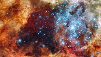 Kluster bintang R136 berada di Nebula 30 Doradus yang berada di Awan Magellan Besar. Foto: NASA/ESA
