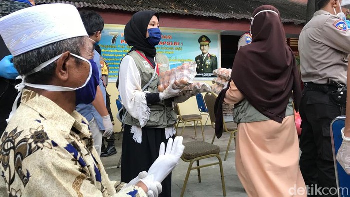Imam dan Marbot Masjid di Makassar Dapat Bantuan Sembako