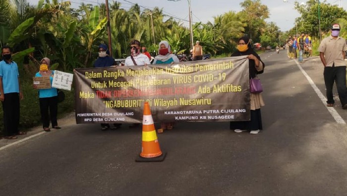 Warga tutup akses ke Bandara Nusawiru