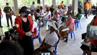 Pada kesempatan pembagian sembako itu jujga diterapkan physical distancing. Eka Wiryastuti pun mengajak masyarakat untuk disiplin terhadap kebersihan. Foto: dok. Yayasan Ekalawya