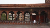 Masjid Jama yang biasanya ramai didatangi oleh umat Muslim untuk beribadah selama bulan Ramadhan kini tampak sepi dari aktivitas imbas diberlakukannya pembatasan sosial di kawasan India guna memutus rantai penyebaran virus Corona.