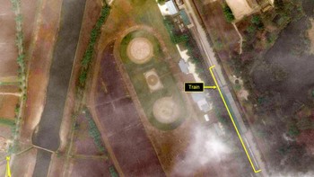 Pada tanggal 21 April 2020, berdasarkan foto satelit di atas terlihat sebuah kereta terparkir di stasiun kereta api yang berada di kawasan Wonsan. Maxar Technologies via AP.