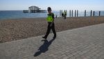 Polisi Inggris Patroli di Pantai Imbau Warga Tetap di Rumah