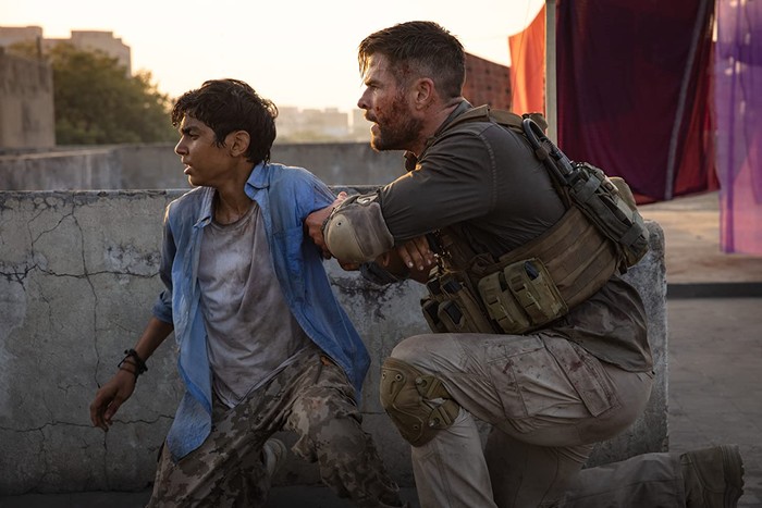 Chris Hemsworth dalam Extraction