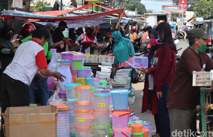 Begini Suasana Pasar di Bandung yang Ramai Didatangi Warga Suasana di Pasar Cicadas, Kota Bandung, ramai didatangi warga. Mereka datang untuk membeli kebutuhan pokok. Berikut potretnya.