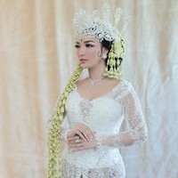 Zaskia Gotik tampak manglingi dengan makeup nuansa soft nude. Ia mempercayakan wajahnya dipoles oleh makeup artist Anpasuha. Foto: Instagram/@mozawahyu, @ivan_gunawan, @anpasuha_official