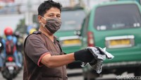 Para pedagang sarung tangan menyasar pemotor yang melintas. Seperti pada kawasan sebelum Check Point PSBB yang ada di Terminal Cicaheum, Jalan AH Nasution, Kota Bandung.