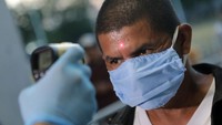 Salah satu upaya pencegahan penyebaran virus Corona yang juga diterapkan adalah memeriksa suhu tubuh para calon penonton yang hendak memasuki arena olahraga untuk menyaksikan pertandingan tinju tersebut.