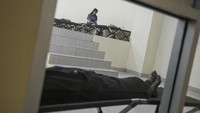 Tunawisma beristirahat diranjang yang sudah disiapkan.