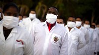 Diketahui, Kuba mengirimkan sejumlah tenaga medis profesional ke Afrika Selatan, untuk membantu menangani pasien COVID-19 di negara tersebut. AP Photo/Ramon Espinosa.
