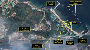 Foto-foto satelit itu kemudian menjadi sorotan usai kabar pemimpin Korea Utara, Kim Jong Un, tutup usia ramai diperbincangkan masyarakat. Kabar tersebut turut membuat Amerika Serikat dan China terus berupaya mencari tahu terkait kebenaran kabar tersebut. Maxar Technologies via AP. 