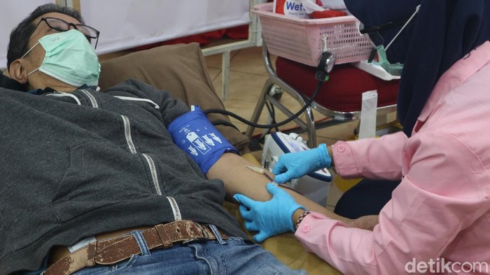 Stok darah Palang Merah Indonesia DKI Jakarta semakin menipis akibat pandemi COVID-19.