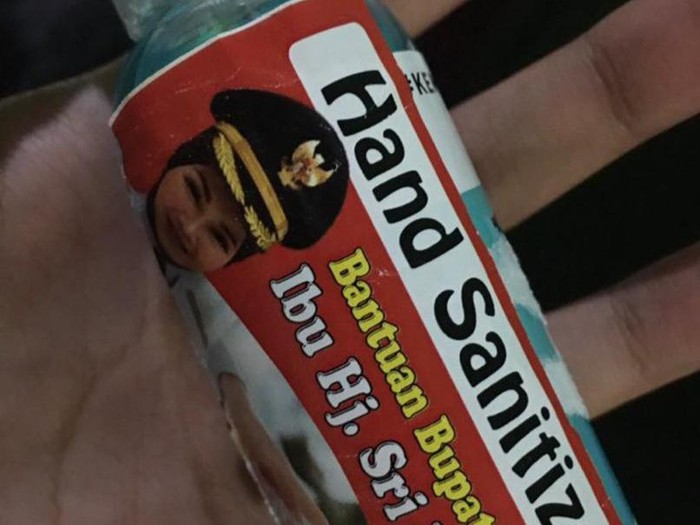 Hand Sanitizer berstiker Bupati Klaten Sri Mulyani