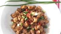 Fillet atau daging dada ayam ditumis dengan tofu ini rasanya pedas gurih. Diberi cabe merah dan hijau hingga pedasnya menggigit. Kamu bisa melihat resepnya di sini! Foto: detikcom