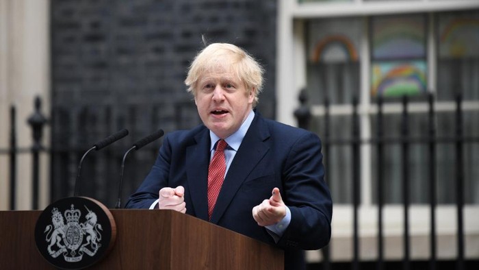 Britains Prime Minister Boris Johnson gives a statement in Downing Street in central London on April 27, 2020 after returning to work following more than three weeks off after being hospitalised with the COVID-19 illness. - British Prime Minister Boris Johnson returns to work on Monday more than three weeks after being hospitalised with the novel coronavirus and spending three days in intensive care. Johnson, one of the highest-profile people to have contracted the virus, returned to 10 Downing Street on Sunday evening. (Photo by DANIEL LEAL-OLIVAS / AFP)