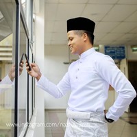 Seperti dikutip dari Bernama Online, pasangan pengantin yang berprofesi sebagai Penolong Pegawai Perubatan di rumah sakit itu adalah  Muhammad Noorfahmi Mohd Latib dan Syahida Syatirah Abdul Hadi. Keduanya melangsungkan akad nikah secara online pada 27 April 2020. Foto: Dok. Instagram/Facebook Nazrul Auzan
