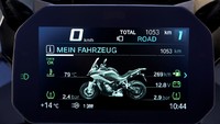 BMW S 1000 XR juga sudah dibekali panel layar TFT 6,5 inch yang bisa melayani konektivitas ke smartphone. Ada beragam informasi yang diakses, meliputi navigasi, musik, kontak telepon, serta pengaturan. Selain itu ada indikator tentang kondisi kendaraan, serta fitur-fitur modern untuk mendukung berkendara.Foto: BMW Motorrad