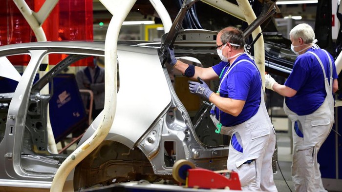 Volkswagen membuka kembali pabriknya di Jerman. Sebelumnya VW menutup pabriknya saat Jerman memberlakukan lockdown untuk mencegah penyebaran COIVD-19.