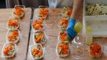 Koki Terkenal Bantu Masak untuk Warga Terdampak Corona