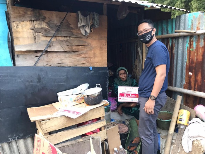 Komunitas RuangSandi sebagai bagian dari Relawan Indonesia Bersatu Lawan Covid-19 mendistribusikan paket sembako.