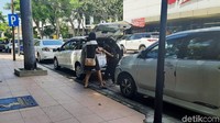 Salah satu tukang parkir, Maliki mengatakan sejak pukul 10.00 WIB swalayan buah sudah ramai pembeli. Bahkan setiap mobil pasti memborong belanjaan yang tak seperti biasanya.