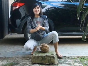 Wow! Begini Jadinya Kalau Wanita Kekar Kupas Durian