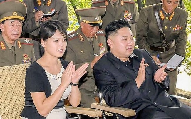 Ri Sol-ju dengan dress berwarna kontras. Bagian kerah dipermanis aksen beads. (Foto: Dok. EastNews)