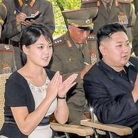 Ri Sol-ju dengan dress berwarna kontras. Bagian kerah dipermanis aksen beads. (Foto: Dok. EastNews)