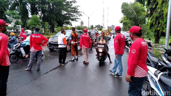 Polisi dan Warga Halau Massa Ngabuburit di Pantai Pangandaran Bersama pihak kepolisian, masyarakat Pangandaran memblokir seluruh akses masuk ke kawasan pantai Pangandaran bagi mereka yang hendak ngabuburit.