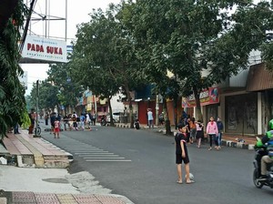 Duh! Jalan di Cimahi Ditutup Saat PSBB Malah Jadi Tempat Ngabuburit Warga