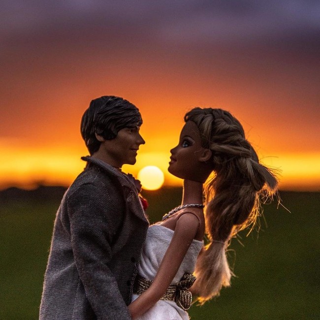 Pemotretan tersebut dilakukan di taman rumah Agnieszka. Ia mengkreasikan ulang pemotretan romantis yang biasa ia lakukan untuk kliennya.  Foto: Instagram @agnieszka_marsh_photo