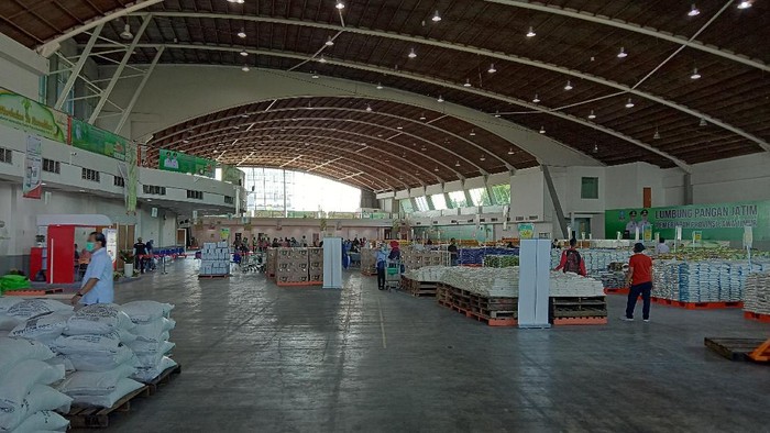 Pengunjung Lumbung Pangan Jatim Minta Harga Lebih Murah Lagi