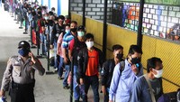 Petugas otoritas keamanan pelabuhan (KSKP) memeriksa penumpang kapal dari Batam yang akan pulang kampung setibanya di Pelabuhan Bandar Sri Junjungan Dumai di Dumai, Riau.