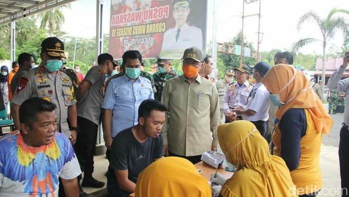 Gubernur Bengkulu Rohidin Mersyah (pakai masker oranye) (Hery Supandi/detikcom)