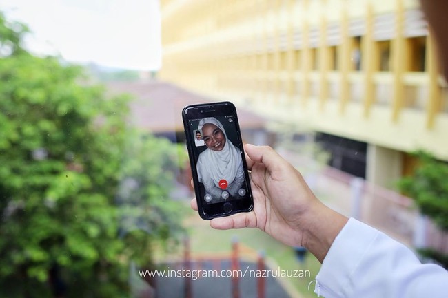 Momen akad nikah yang digelar via video call itu berlangsung di dua tempat berbeda. Sang pengantin pria Muhammad Norfahmi berada di auditorium gedung rumah sakit tempatnya bekerja yaitu Hospital Tuanku Ja’afar Seremban. Sedangkan mempelai wanitanya, Syahida Syatirah Abdul Hadi, berada di kediamannya di Kajang, Selangor. Foto: instagram.com/nazrulauzan