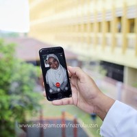 Momen akad nikah yang digelar via video call itu berlangsung di dua tempat berbeda. Sang pengantin pria Muhammad Norfahmi berada di auditorium gedung rumah sakit tempatnya bekerja yaitu Hospital Tuanku Ja’afar Seremban. Sedangkan mempelai wanitanya, Syahida Syatirah Abdul Hadi, berada di kediamannya di Kajang, Selangor. Foto: instagram.com/nazrulauzan
