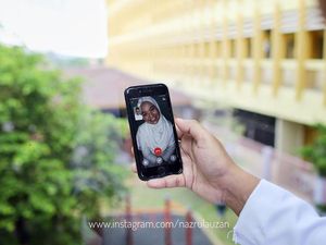 Foto Viral Petugas Medis Akad Nikah Berjauhan karena Lockdown, Bikin Haru