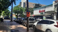 Ramainya pengunjung terlihat dari banyaknya mobil yang parkir di area swalayan.