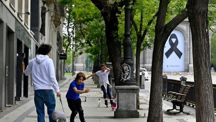 Anak-anak di Spanyol bermain sepatu roda usai 6 minggu di rumah (Gabriel/AFP)
