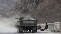 Sebuah truk dengan desain mirip kendaraan Rusia ini memuat batu bara. Foto: Boredpanda/Erric Laforgue