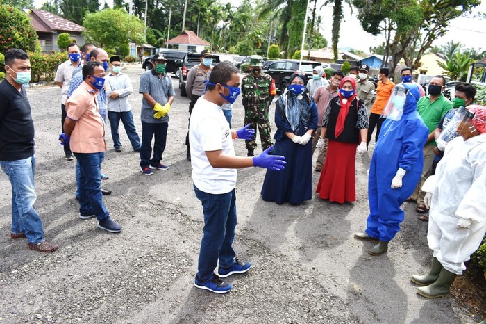 Bupati Tapteng Bakhtiar saat mengecek lokasi isolasi warga yang mudik di Tapteng (dok. Istimewa)